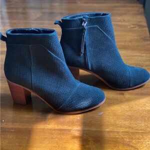 TOMS Lunata Black Suede Boots. Size 9.